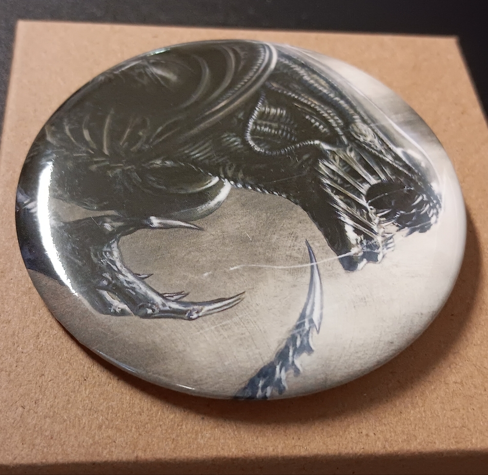 Alien Button Pin (NEW) - Picture 2 of 3